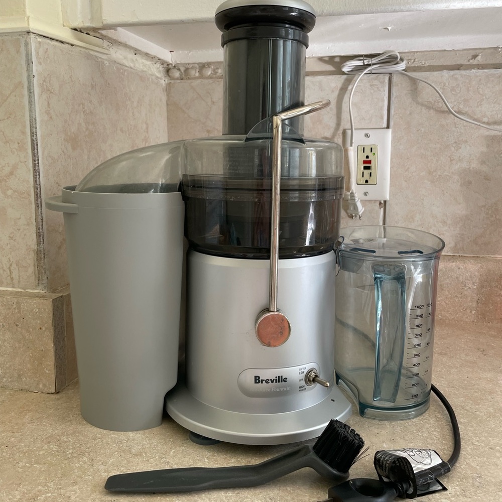 BARELY USED BREVILLE JUICER